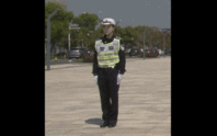 云南小姐姐指挥交通,展现民族风采与智慧