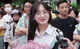 送花的小姐姐图片,邂逅送花小姐姐的浪漫瞬间