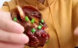 印度小姐姐吃香辣小海螺,印度小姐姐挑战香辣小海螺美食之旅